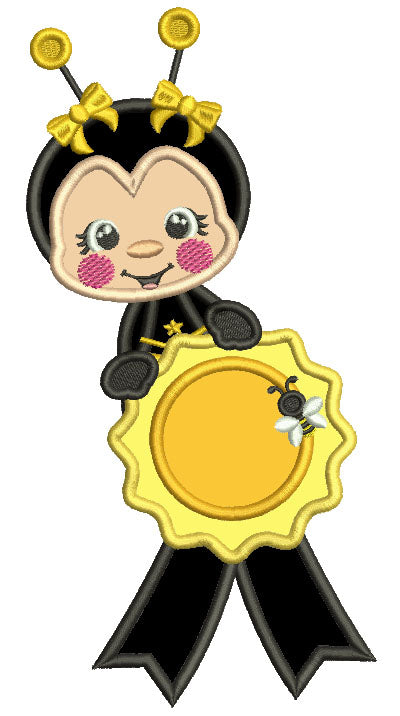 Cute Bee Holding Graduation Seal School Applique Machine Embroidery Design Digitized Pattern
